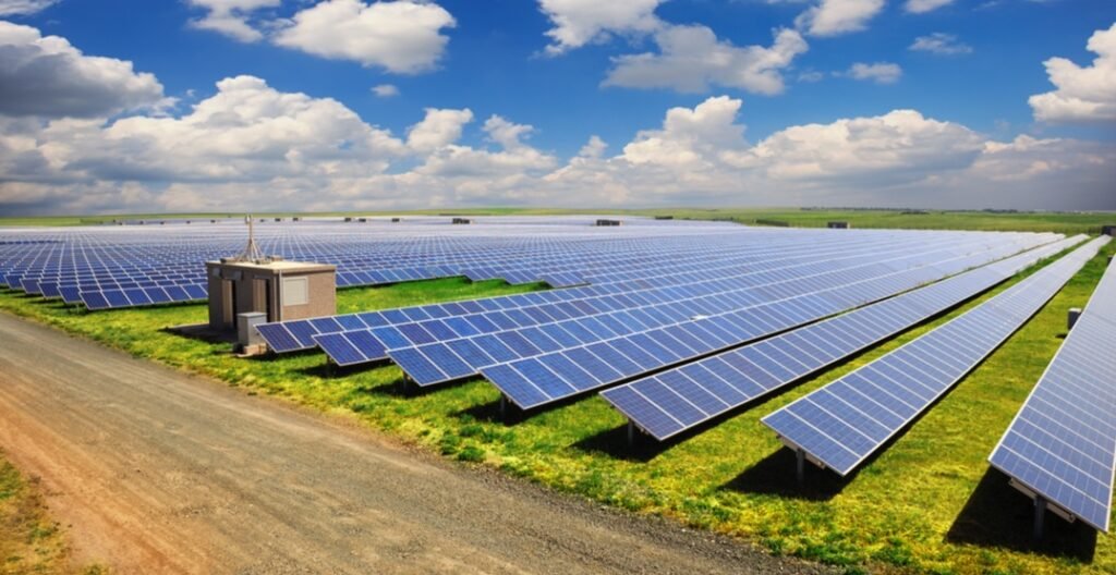solar-farm-business-3303703-4991471