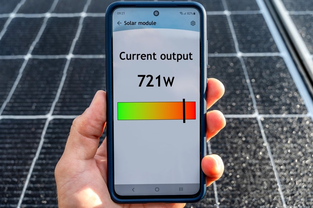 checking current output of smart solar module on smartphone