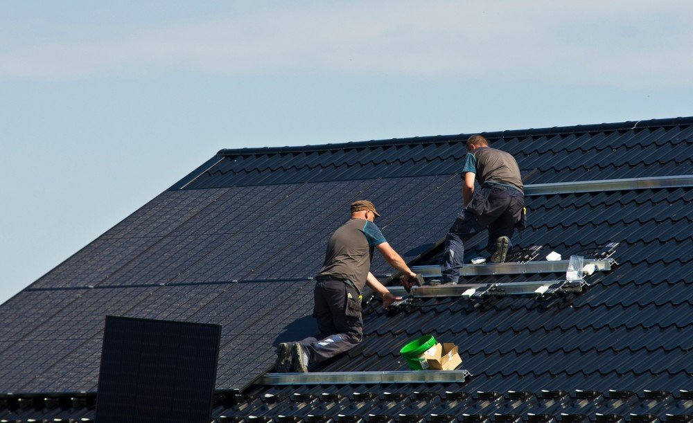 solar professionals installing solar panles